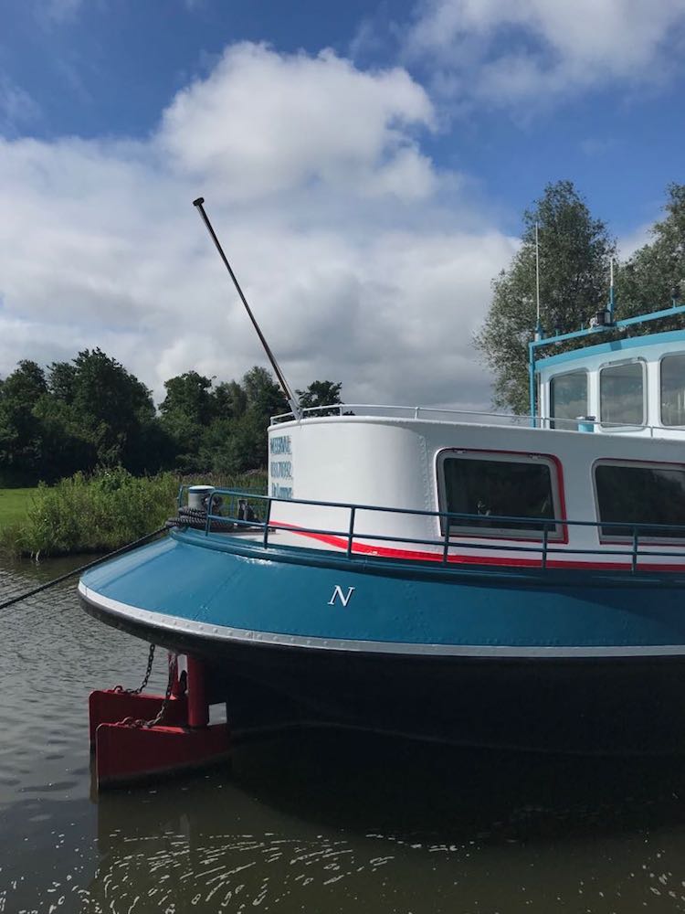 Juni 2018, de kop is geverfd het achterdek staat in de primer.